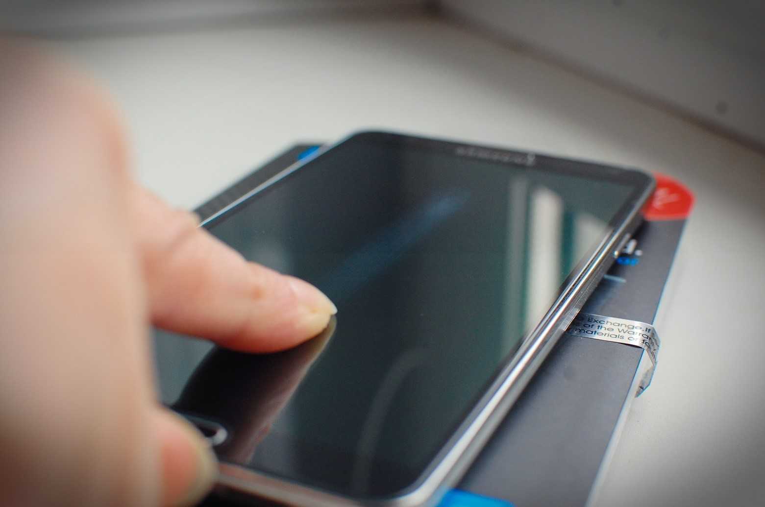 Защитное стекло воздух по краям. Выгоревший экран Samsung. Пузыри под защитным стеклом. Защита экрана смартфона. Отклеивается защитное стекло.